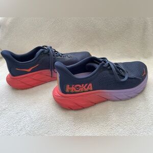Hoka Arahi 7 in Navy Blue and Coral